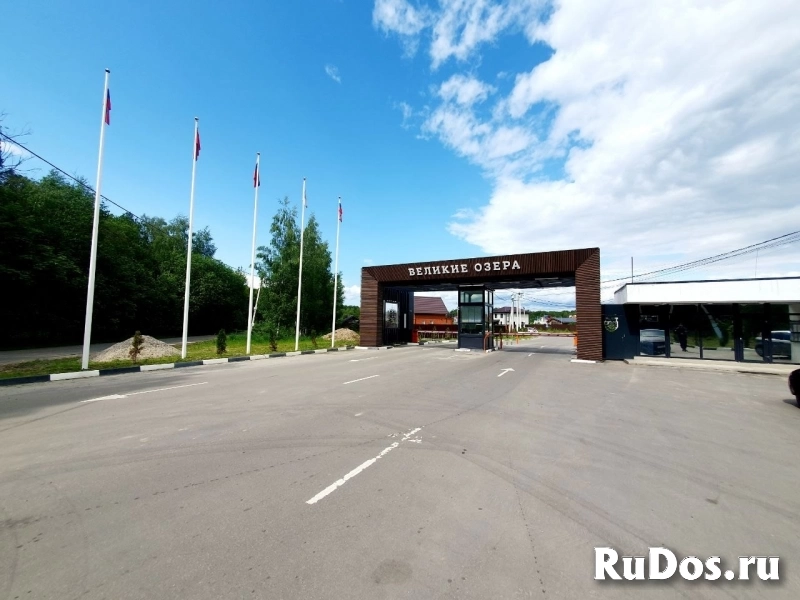 Участок ровной формы рядом с озером изображение 7