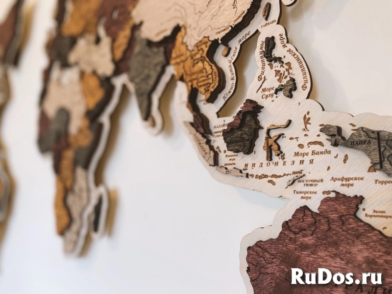 Стильная карта мира из дерева на стену изображение 7