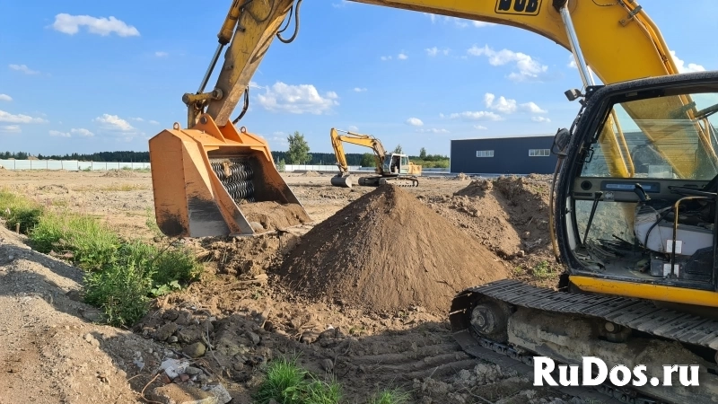 Просеивающий валково-дробильный ковш на складе изображение 4
