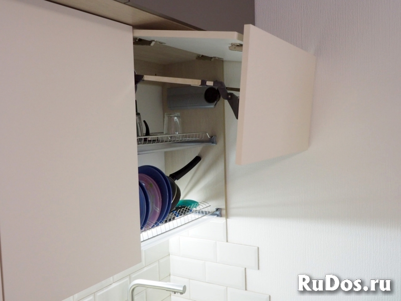 Компактная кухня до потолка c профилем Gola изображение 6