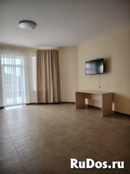 Апартаменты с кухней и балконом в коттеджном доме изображение 10