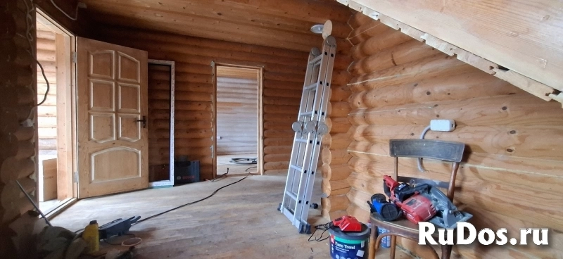 Большой бревенчатый дом со своим выходом к реке изображение 5