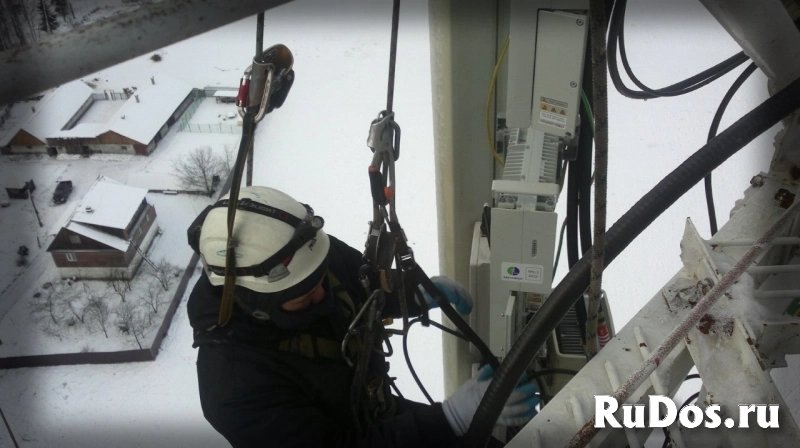 Высотные работы. Альпинисты. Монтажники. Мойка окон, фасада. фото