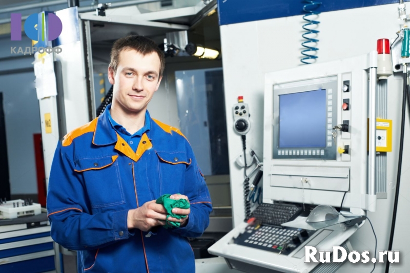 Оператор станка с ЧПУ фото