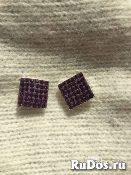 Серьги пусеты бижутерия стразы сваровски swarovski сиреневый фиол изображение 5