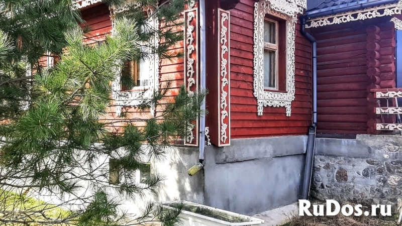 Большой бревенчатый дом со своим выходом к реке фото