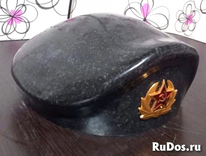 Фуражки из камня (памятник) изображение 4