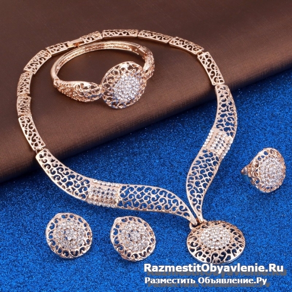 Нежный золотой цвет. Украшения, аксессуары фото