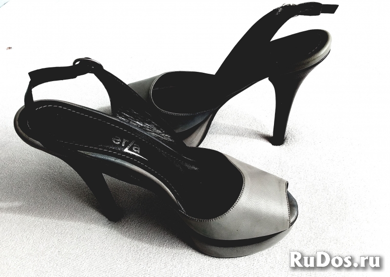 босоножки женские, серые на платформе бу в хор. состоянии изображение 3