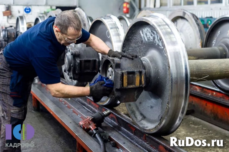 Слесарь по ремонту подвижного состава фото