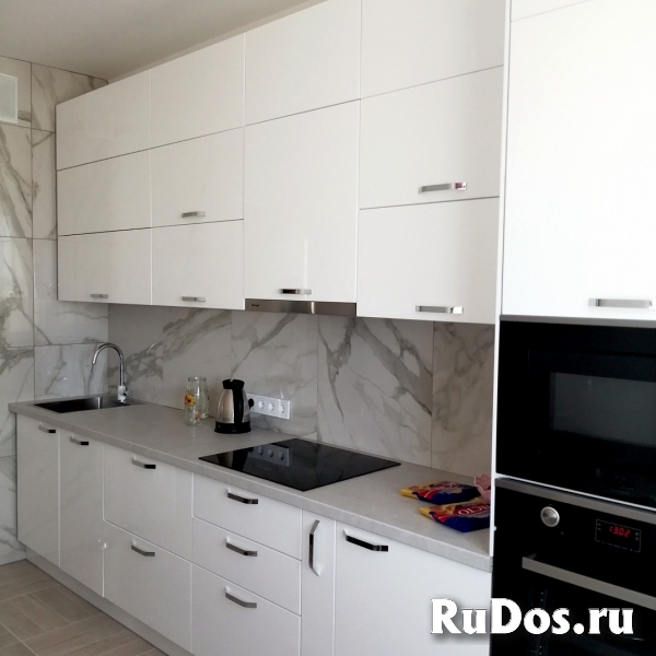 Кухня прямая белый глянец изображение 3