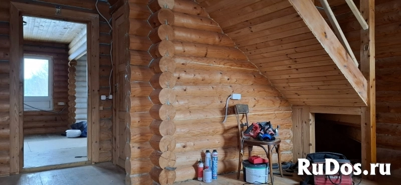 Большой бревенчатый дом со своим выходом к реке изображение 3