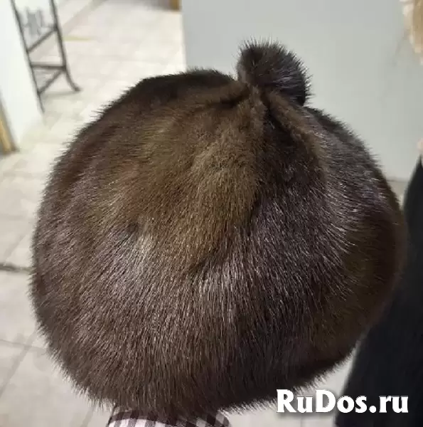Шапка женская из мягкой коричневой норки изображение 4
