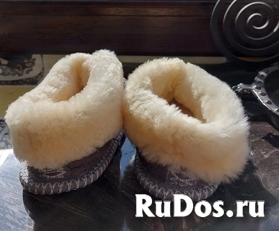 Детские тёплые тапочки из овчины (ручная работа). Цвет: серый. Верхний материал: натуральная замша. Внутренний материал: натуральный мех. Размер 23-24 изображение 3
