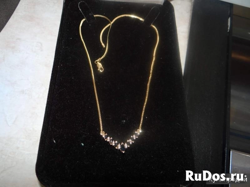 Ювелирный гврнитур из трех предметов (кольцо, серьги и колье) изображение 3