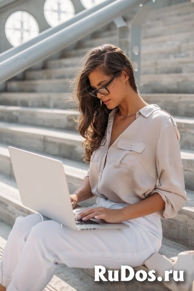 сотрудник для работы с телефонными звонками фото