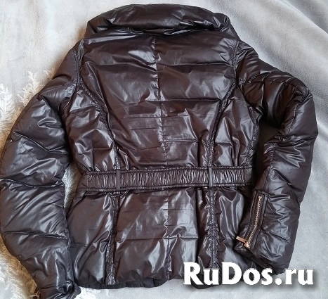 Куртка пуховик  Gianfranco Ferre. Приталенный крой, застежка-молния  с брелком-логотипом. Женственное изделие с 4 карманами на молнии . изображение 5