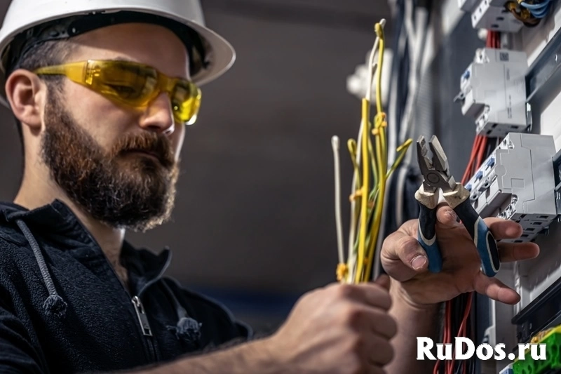 Требуются Электромонтажники фото