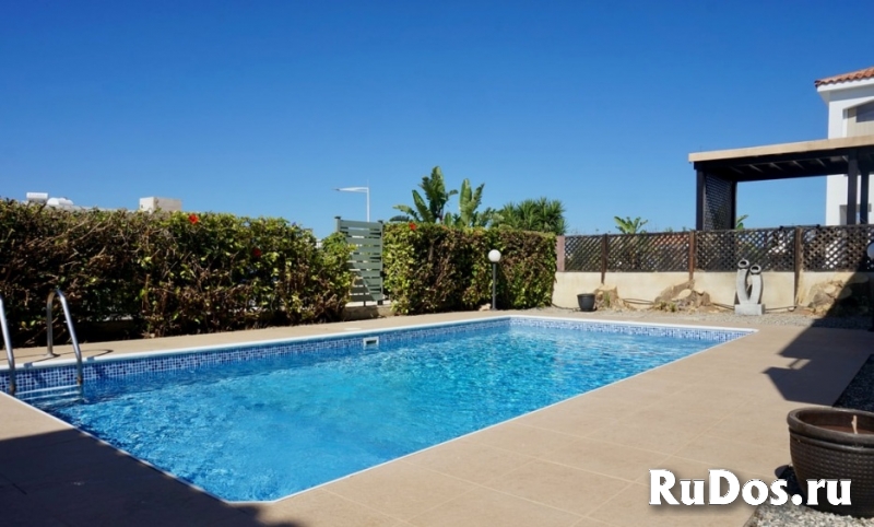 Прекрасная 3-спальная вилла с видом на море в районе Пафоса-Кипр фотка