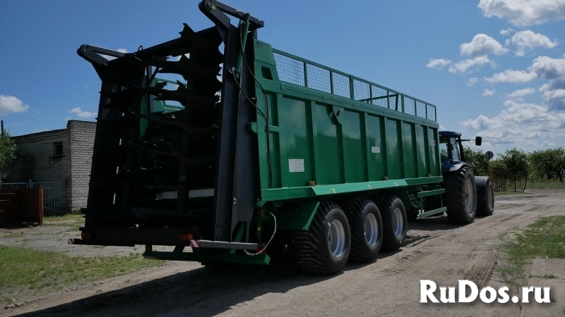 Полуприцеп-разбрасыватель органический удобрений 20 тонн фотка