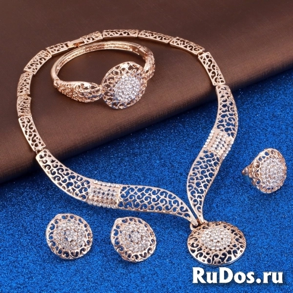 Нежный золотой цвет. Украшения, аксессуары фото