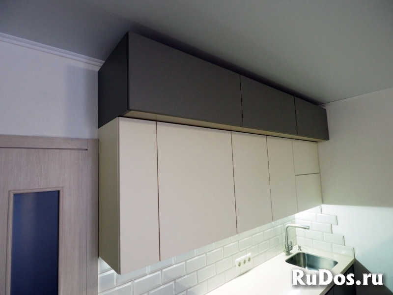 Компактная кухня до потолка c профилем Gola изображение 5