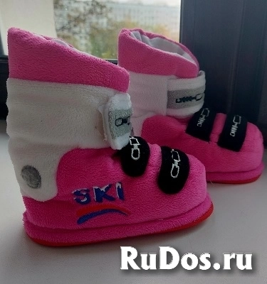 Продаю тапочки детские в виде горнолыжных ботинок. Очень тёплые. Состояние новых тапочек. Покупали в LES 2 ALPES. Размер по подошве 16 см. фото