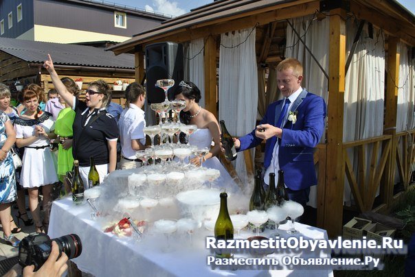 Горка из шампанского. Пирамида из шампанского фото