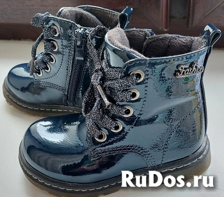 Детские  демисезонные тёмно-синие лакированные ботинки , размер 22 . изображение 3