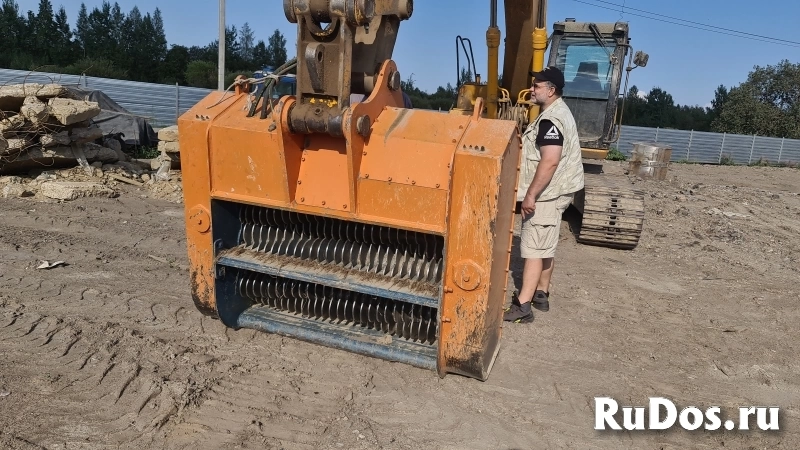 Просеивающий валково-дробильный ковш на складе изображение 7