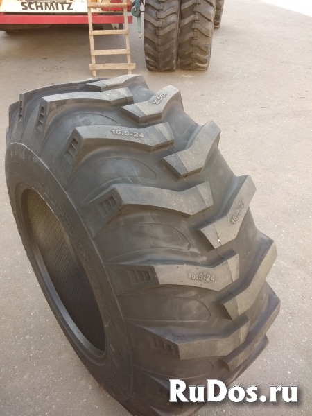 Шины на экскаваторы- 18.4-26, 16.9-28, 405/70-24, 16.9-24, 12.5/8 фото