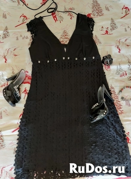 Платье чёрное , необычное . Греция. Размер 44-46 .Спина открыта , завязки можно обыграть как угодно ,завязав на шее в любую сторону. фотка