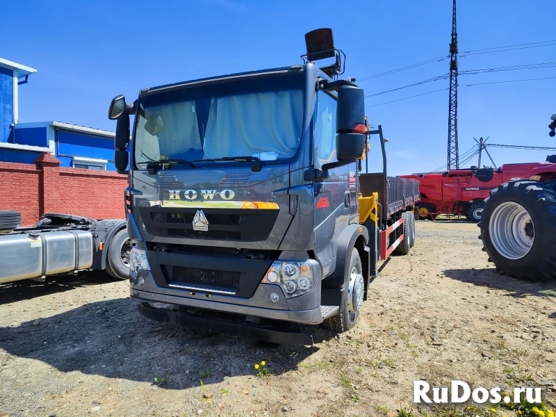 Грузовик бортовой HOWO ZZ5257JSQN584GE1 колесной формулы 6х4 с КМУ XCMG SQS300 фотка