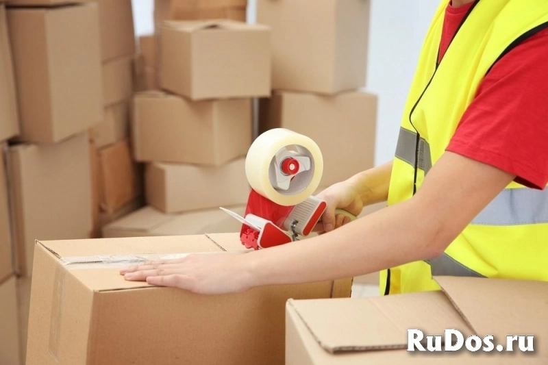 Упаковщик товаров на станке фото