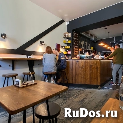 Продавец в кофейню фото