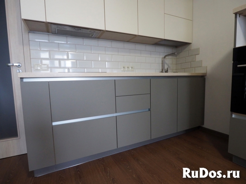 Компактная кухня до потолка c профилем Gola фотка