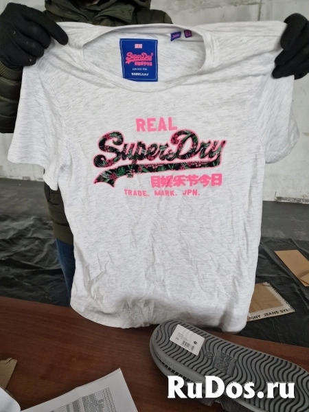 Одежда и аксессуары популярного бренда изображение 8