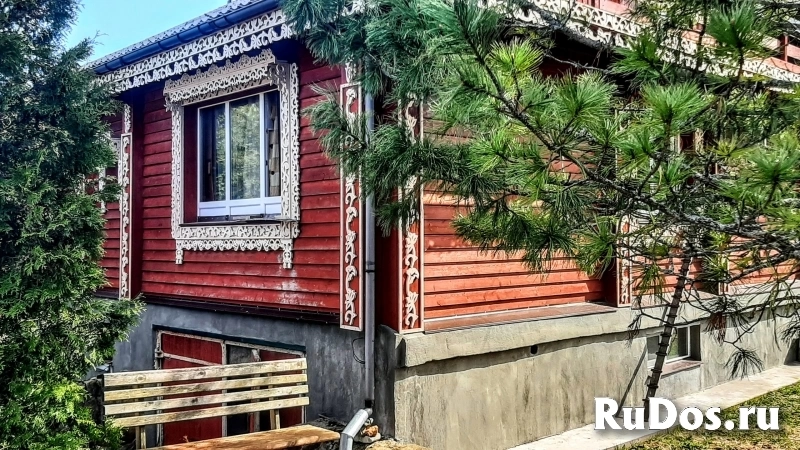 Большой бревенчатый дом со своим выходом к реке изображение 4