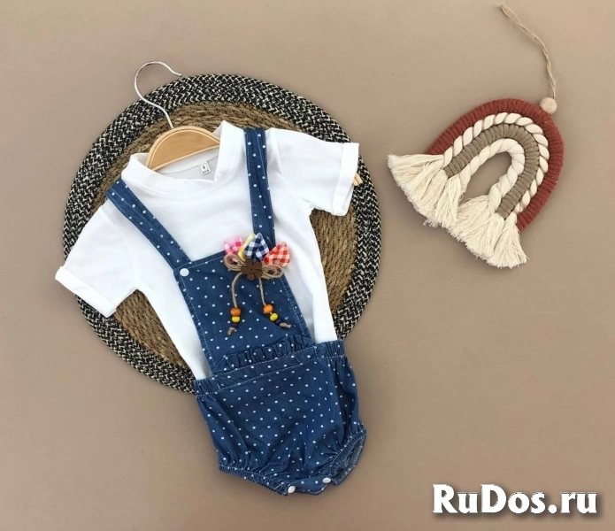 Ковбойские брюки на лямках и футболка фото