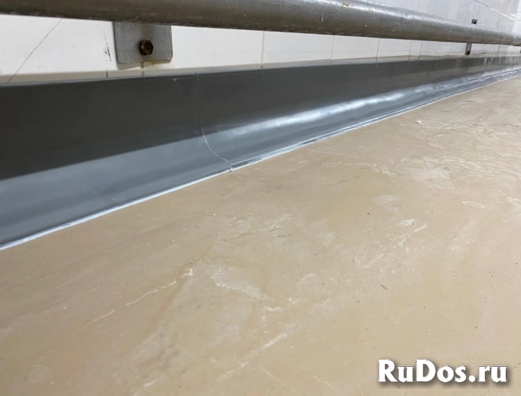 Промышленный плинтус из ударопрочного пластика фотка