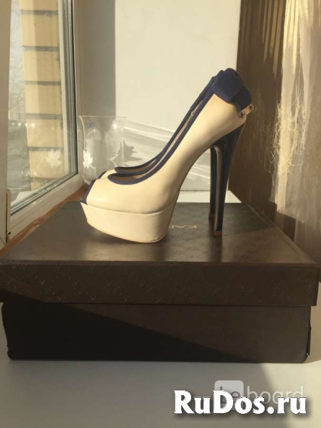 Туфли Kaprici новые 35 размер лаковые бежевые платформа топ фото