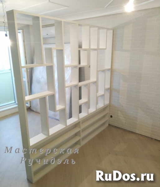 Перегородки-стеллажи для зонирования фотка