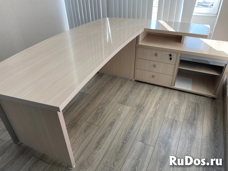 Стол руководителя V-118 и Тумба приставная с жалюзи V-412 фото