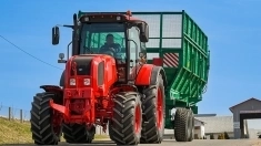 Тракторист на постоянную работу картинка из объявления