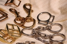 Фурнитура для сумок. Карабин для сумки. Карабин латунный. Итальянская фурнитура для галантереи. картинка из объявления