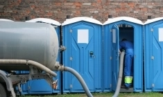 Откачка туалетных кабин. Обслуживание биотуалетов картинка из объявления