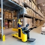 Разнорабочий на склад с проживанием на вахту картинка из объявления