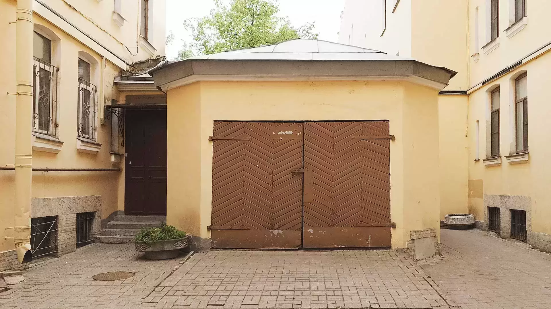 Сдам в субаренду теплый капитальный гараж 25 кв.м на Невском проспекте картинка из объявления