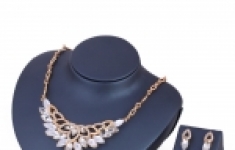 Хрустальный цветок. Ожерелье ювелирных изделий картинка из объявления