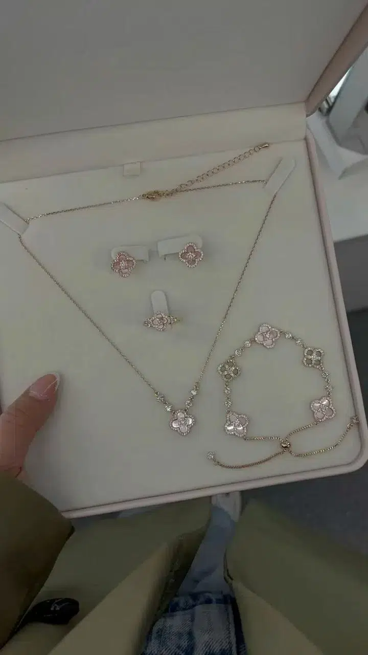 Красивый комплект украшений картинка из объявления